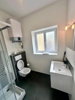 Salle de bains dans l'établissement L'Alsacien - Villeurbanne - Métro A et B - wifi inclus