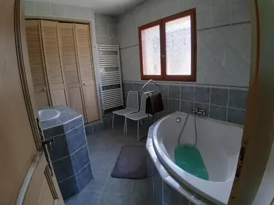 Salle de bains dans l'établissement L'Orée du Golf 2étoiles Proche Bourgoin & l'Isle d'Abeau