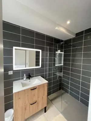 Salle de bains dans l'établissement LE SALVADOR - Appart'Hôtel de 18m2 à 44m2