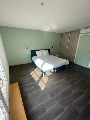 Un ou plusieurs lits dans un hébergement de l'établissement LE SALVADOR - Appart'Hôtel de 18m2 à 44m2