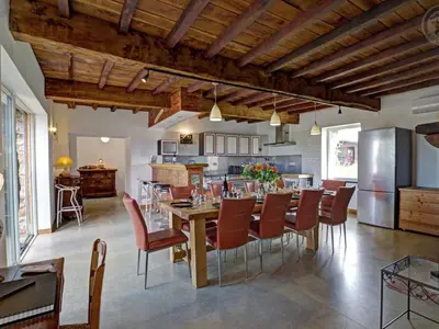 Cuisine ou kitchenette dans l'établissement Spacieux gîte en campagne avec piscine et spa - FR-1-496-296