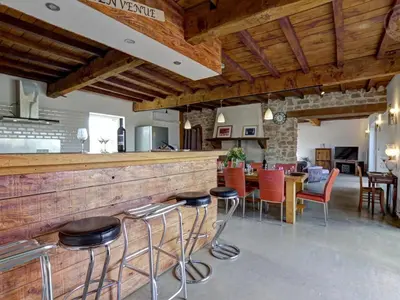 Cuisine ou kitchenette dans l'établissement Spacieux gîte en campagne avec piscine et spa - FR-1-496-296