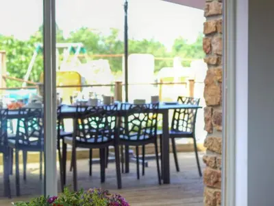 Balcon ou terrasse dans l'établissement Spacieux gîte en campagne avec piscine et spa - FR-1-496-296