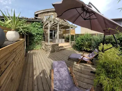 Jardin de l'établissement Gîte campagnard avec animaux acceptés, terrasse privée - FR-1-496-299
