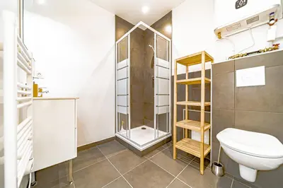 Salle de bains dans l'établissement Le Californie - Agréable studio - wifi inclus
