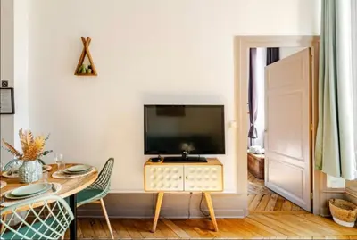 Télévision ou salle de divertissement dans l'établissement L'Escapade Bohême