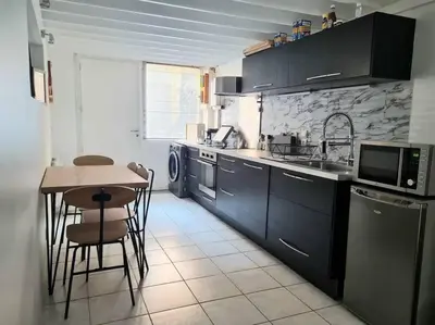 Cuisine ou kitchenette dans l'établissement Duplex atypique loft Lyon 6