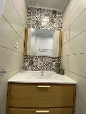 Salle de bains dans l'établissement Le Cosy, Appartement Chaleureux 2 chambres