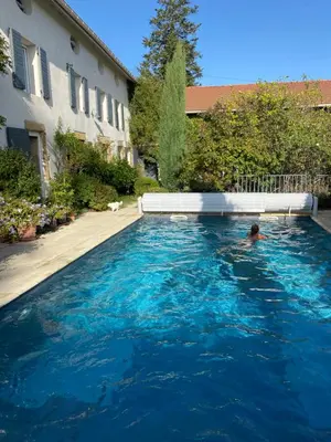 Piscine de l'établissement Le Clos Fanny chambre d’hôtes ou située à proximité