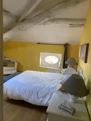 Un ou plusieurs lits dans un hébergement de l'établissement Le Clos Fanny chambre d’hôtes