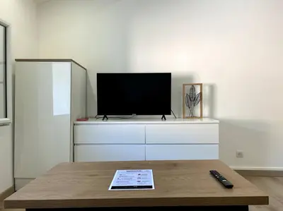 Télévision ou salle de divertissement dans l'établissement Studio rénové centre-ville de Lagnieu / WIFI