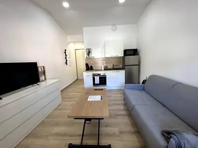 Cuisine ou kitchenette dans l'établissement Studio rénové centre-ville de Lagnieu / WIFI