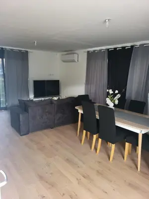 Télévision ou salle de divertissement dans l'établissement MAISON C
