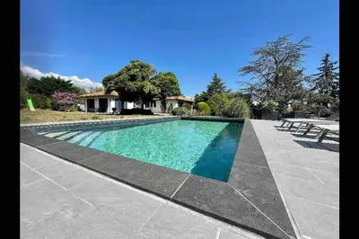 Piscine de l'établissement Logements chaleureux dans Maison avec piscine à 35 min de LYON ou située à proximité