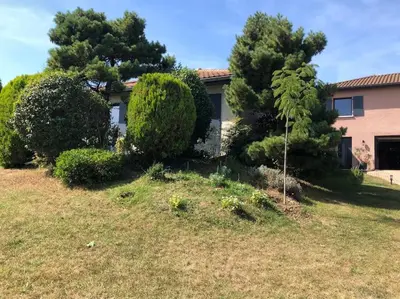 Jardin de l'établissement Logements chaleureux dans Maison avec piscine à 35 min de LYON