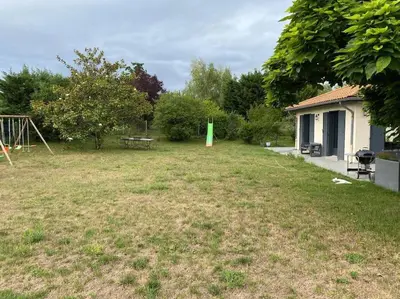 Jardin de l'établissement Logements chaleureux dans Maison avec piscine à 35 min de LYON