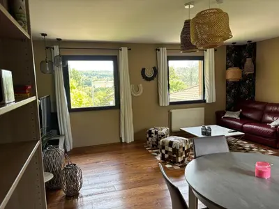 Coin salon dans l'établissement Logements chaleureux dans Maison avec piscine à 35 min de LYON