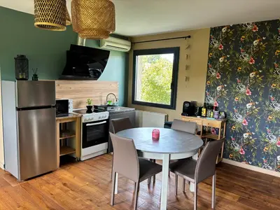 Cuisine ou kitchenette dans l'établissement Logements chaleureux dans Maison avec piscine à 35 min de LYON