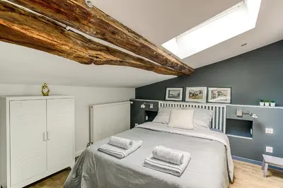 Un ou plusieurs lits dans un hébergement de l'établissement Duplex de luxe à Trévoux élégance et confort 100m2 chambres climatisées