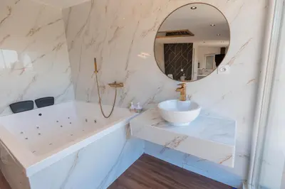 Salle de bains dans l'établissement L'expérience LOVE ROOM