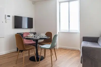 Télévision ou salle de divertissement dans l'établissement Joli T2 Champagne au Mont d'or