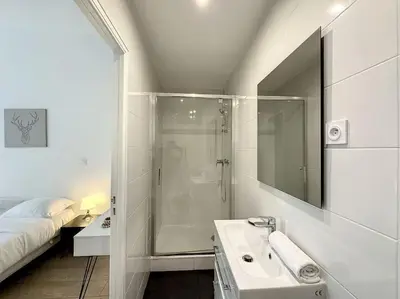 Salle de bains dans l'établissement Cosy appart - lyon 6 - Gare Partdieu - Lafayette 1