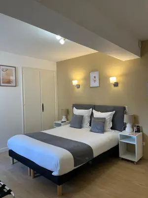 Un ou plusieurs lits dans un hébergement de l'établissement Hôtel Comme chez soi