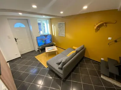 Télévision ou salle de divertissement dans l'établissement Petite maison de village