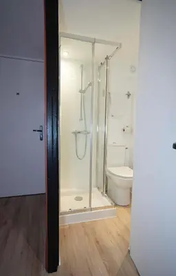 Salle de bains dans l'établissement Duplex-Université