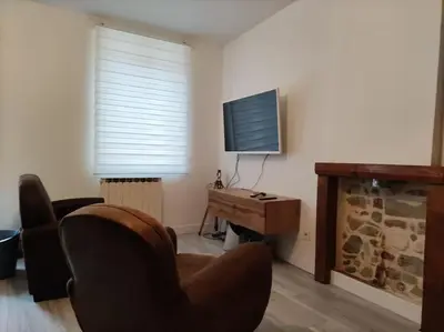 Télévision ou salle de divertissement dans l'établissement L'Atelier Cosy - Maison de village Atypique