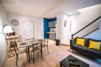 Coin salon dans l'établissement KASA LORETTE - WIFI - TV - 2 chambres