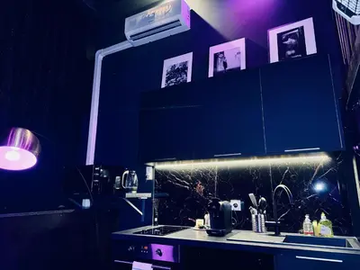 Cuisine ou kitchenette dans l'établissement Love Room - Dayan 1