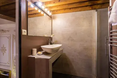 Salle de bains dans l'établissement DIFY Tour Rose