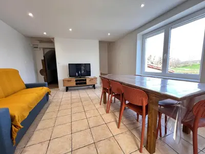 Télévision ou salle de divertissement dans l'établissement Le Gîte du Port