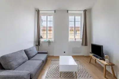 Télévision ou salle de divertissement dans l'établissement Appartement 2 chambres, calme garanti