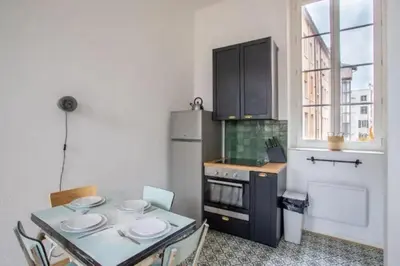 Cuisine ou kitchenette dans l'établissement Appartement 2 chambres, calme garanti