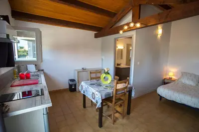Cuisine ou kitchenette dans l'établissement Gîtes Chez Antho et Jess