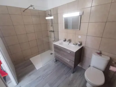 Salle de bains dans l'établissement Gîtes Chez Antho et Jess