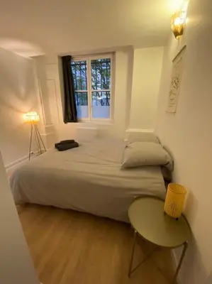 Un ou plusieurs lits dans un hébergement de l'établissement Cozy 1BR in Lyon Center