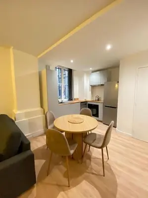 Cuisine ou kitchenette dans l'établissement Cozy 1BR in Lyon Center