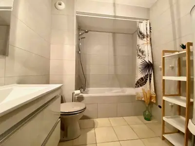 Salle de bains dans l'établissement Lumineux T1 : balcon, TV sat&VOD, proche Part-Dieu & Université