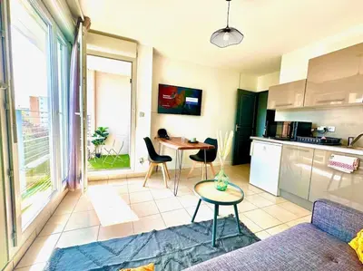 Cuisine ou kitchenette dans l'établissement Lumineux T1 : balcon, TV sat&VOD, proche Part-Dieu & Université