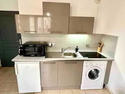 Cuisine ou kitchenette dans l'établissement Lumineux T1 : balcon, TV sat&VOD, proche Part-Dieu & Université