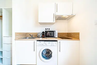 Cuisine ou kitchenette dans l'établissement Le Debourg - Studio lumineux proche métro B - wifi inclus