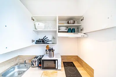 Cuisine ou kitchenette dans l'établissement Le Debourg - Studio lumineux proche métro B - wifi inclus