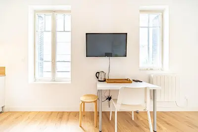 Télévision ou salle de divertissement dans l'établissement Le Debourg - Studio lumineux proche métro B - wifi inclus