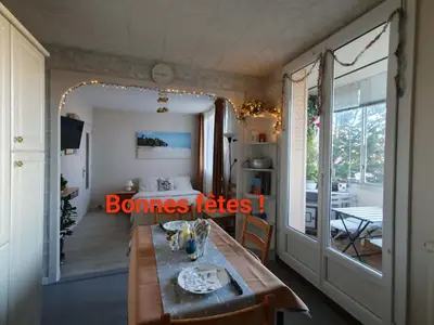 Télévision ou salle de divertissement dans l'établissement Médipôle T2 avec un garage gratuit sur place, 16min à centre ville Lyon en métro A