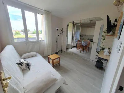 Coin salon dans l'établissement Médipôle T2 avec un garage gratuit sur place, 16min à centre ville Lyon en métro A