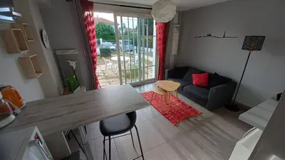 Coin salon dans l'établissement Bonheur des prés, T2 jardin, parking