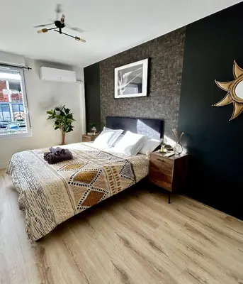 Un ou plusieurs lits dans un hébergement de l'établissement Modern 1 Bdr + Balcony + Free Parking + AC + Pool